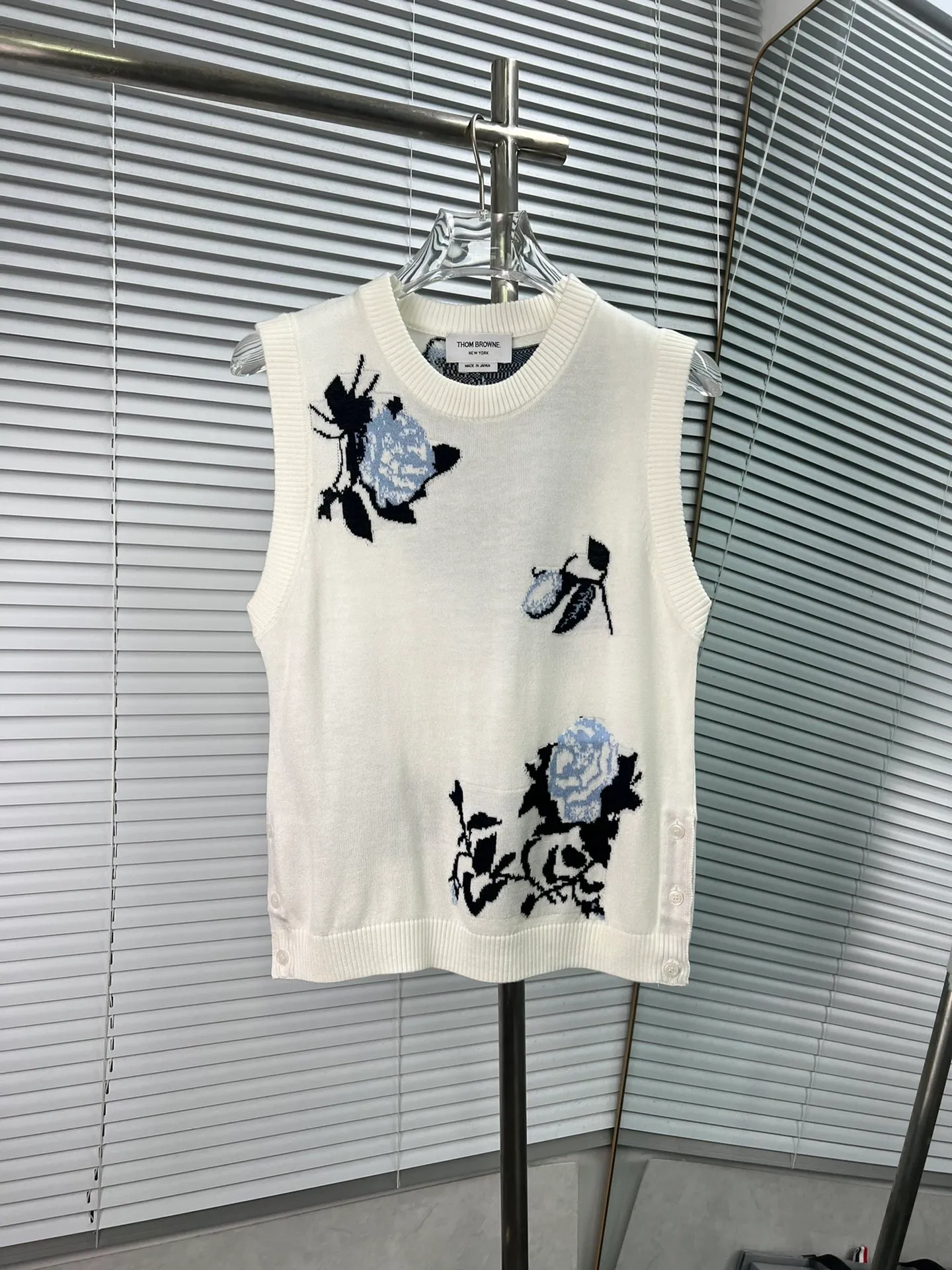 THOM BROWNE🇳🇱New Arrival 𝐃𝐞𝐭𝐚𝐢𝐥 ： TB ， ， ， ， ooookkkkkk ， ， ， ， T look jue ：Light Blue White Sizes： 0.1.2(S.M.L)